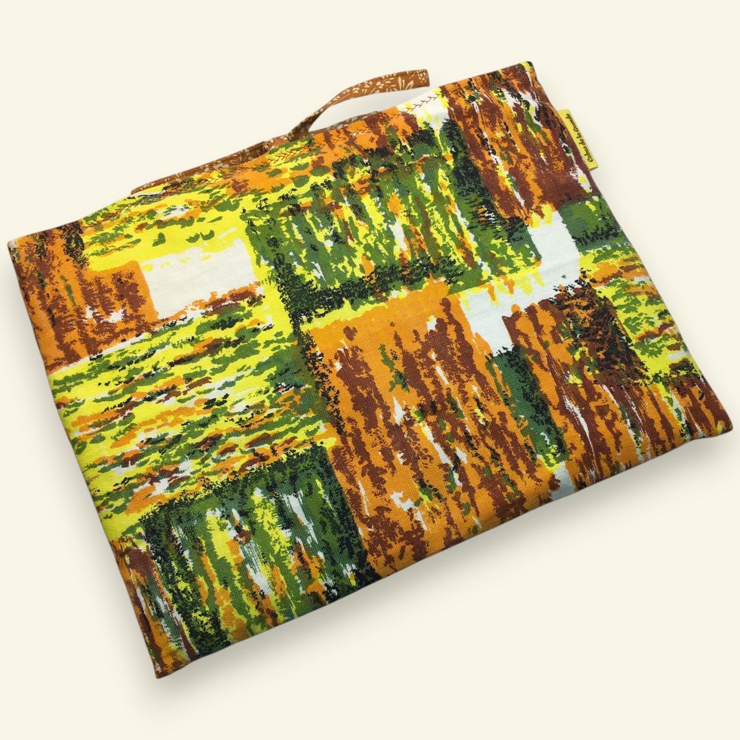 Pochette à livres matelassée en tissu vintage, housse pour tablettes, création originale pièce unique, toile ancienne années 1950s. Taille S2, exemplaire 1, recto face A.
