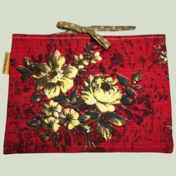 Housse à livres fleurie rouge, étui matelassé pour tablettes, création originale pièce unique, tissu vintage des années 1940s 1950s revalorisé. Format S1, recto face B.