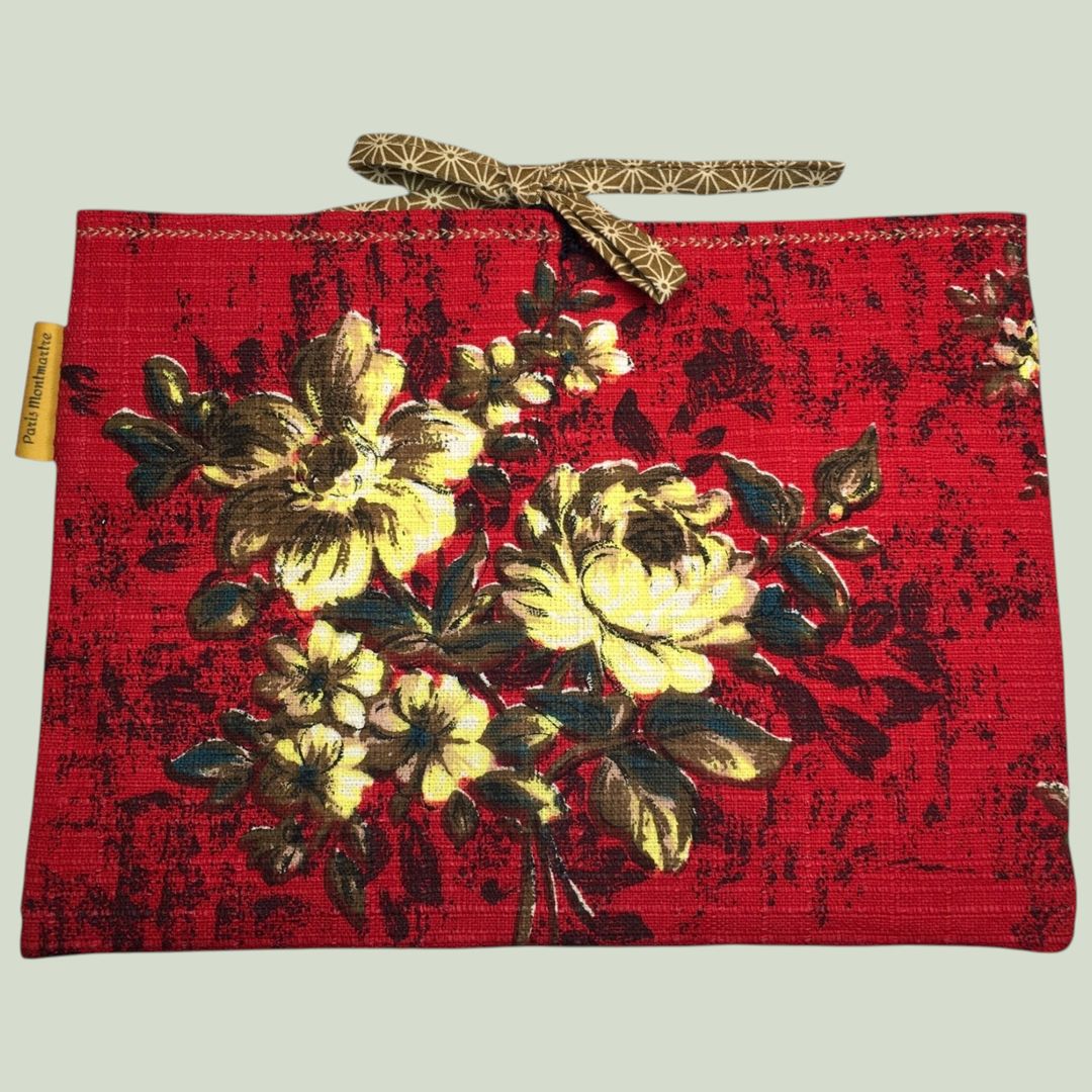 Housse à livres fleurie rouge, étui matelassé pour tablettes, création originale pièce unique, tissu vintage des années 1940s 1950s revalorisé. Format S1, recto face B.