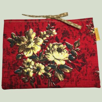 Housse à livres fleurie rouge, étui matelassé pour tablettes, création originale pièce unique, tissu vintage des années 1940s 1950s revalorisé. Format S1, recto face A.