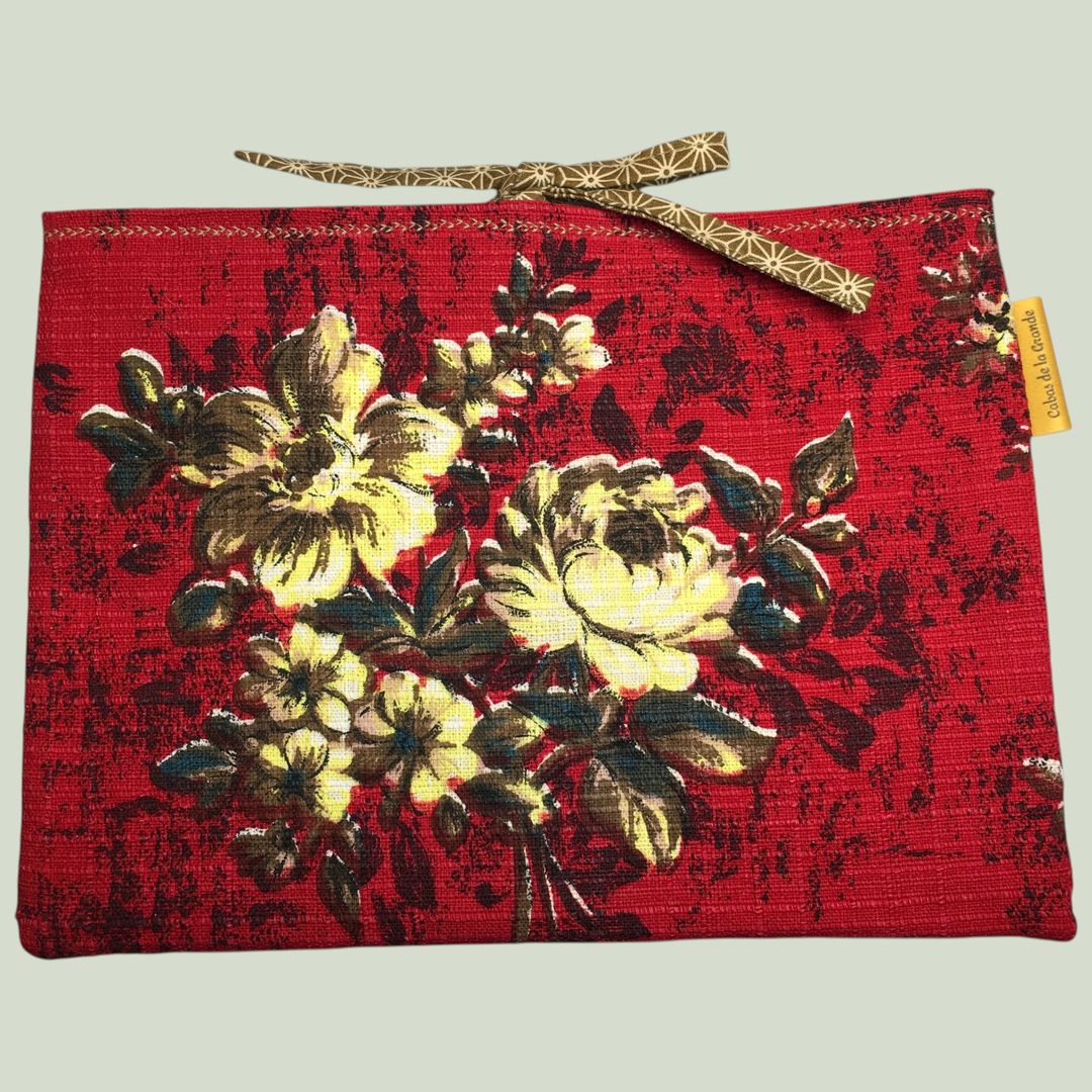 Housse à livres fleurie rouge, étui matelassé pour tablettes, création originale pièce unique, tissu vintage des années 1940s 1950s revalorisé. Format S1, recto face A.