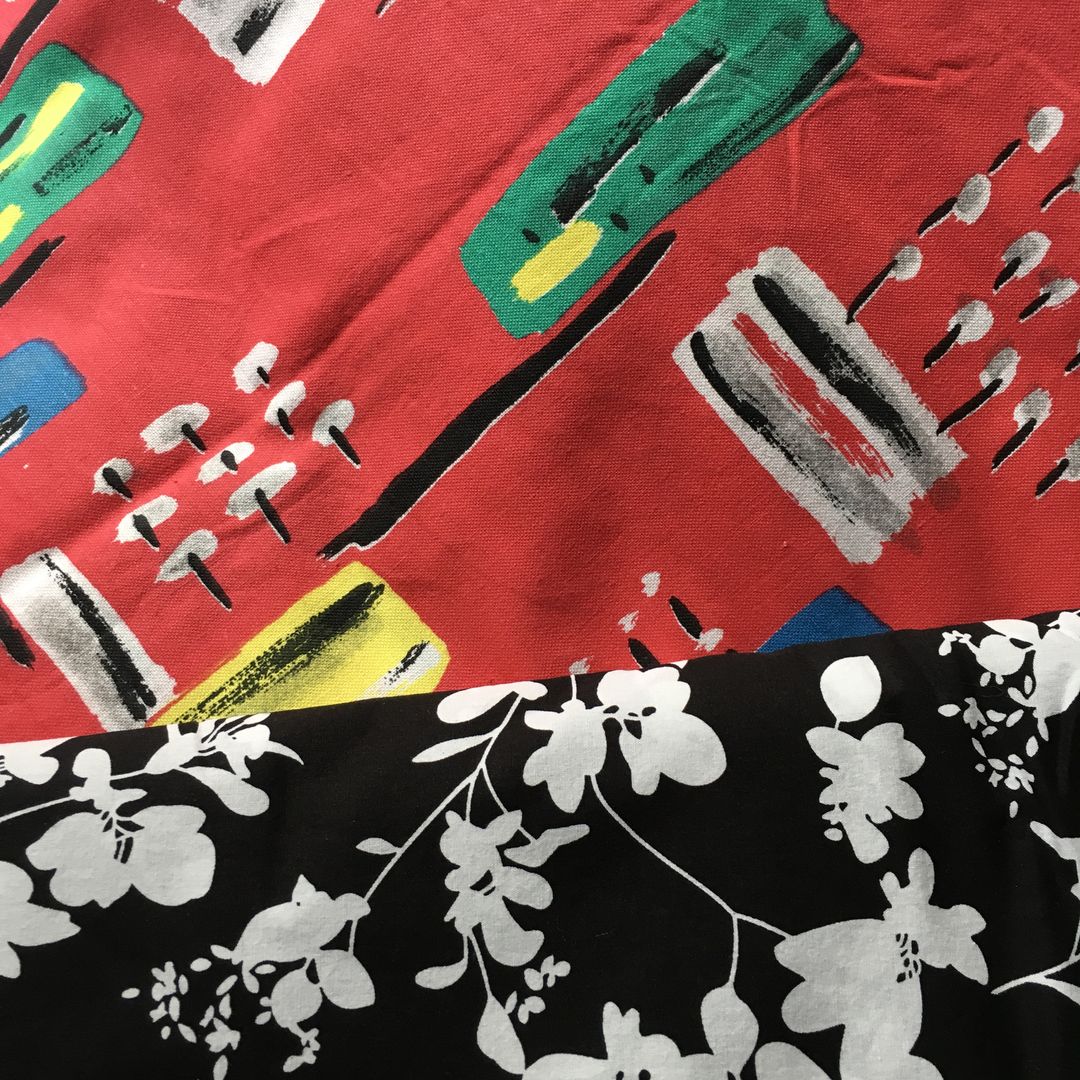Le tissu vintage Tacoma et sa doublure. Le mariage de ces deux pièces joue sur une dualité forte : la géométrie colorée et moderne d'un côté, face à la douceur intemporelle d'un imprimé fleuri en noir et blanc.