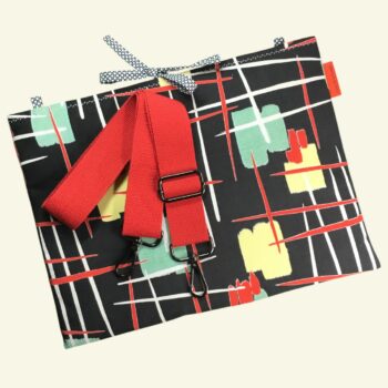 Pochette pour ordinateur 13 pouces en tissu vintage graphique moderniste années 1950s, création originale faite main à Paris, étui doublé réversible. Modèle de sangle pour porter la housse en sac bandoulière ou sur l'épaule.