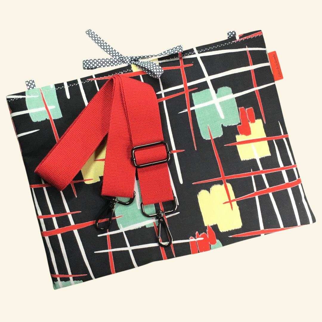 Pochette pour ordinateur 13 pouces en tissu vintage graphique moderniste années 1950s, création originale faite main à Paris, étui doublé réversible. Modèle de sangle pour porter la housse en sac bandoulière ou sur l'épaule.