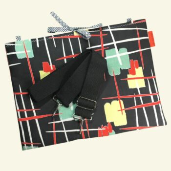 Pochette pour ordinateur 13 pouces en tissu vintage graphique moderniste années 1950s, création originale faite main à Paris, étui doublé réversible. Modèle de sangle pour porter la housse en sac bandoulière ou sur l'épaule.