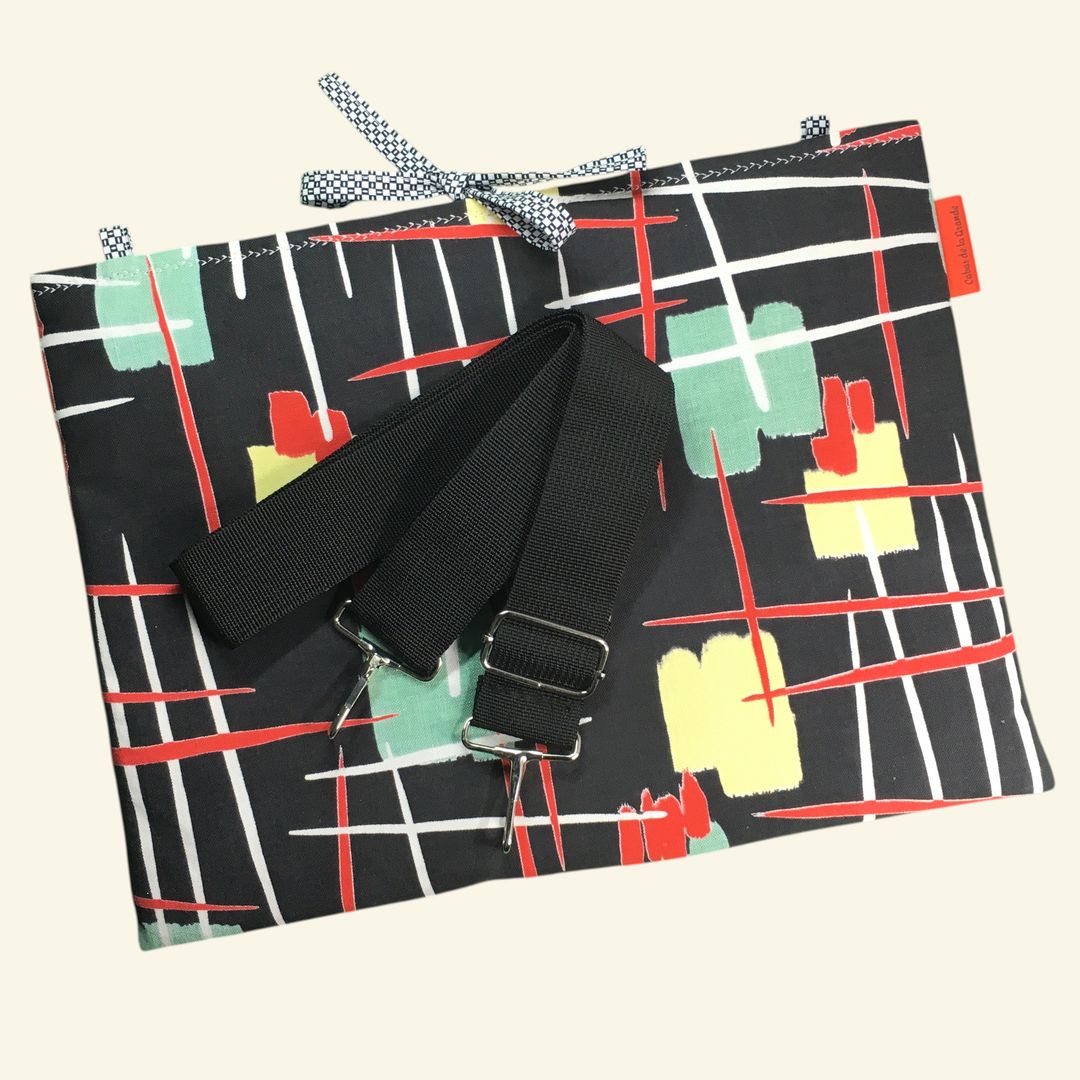 Pochette pour ordinateur 13 pouces en tissu vintage graphique moderniste années 1950s, création originale faite main à Paris, étui doublé réversible. Modèle de sangle pour porter la housse en sac bandoulière ou sur l'épaule.