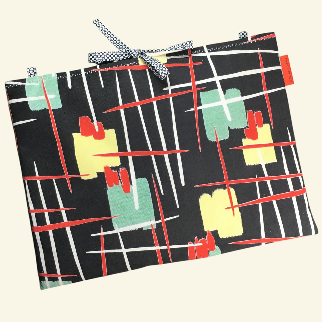 Pochette pour ordinateur 13 pouces en tissu vintage graphique moderniste années 1950s, création originale faite main à Paris, étui doublé réversible. Recto face A.