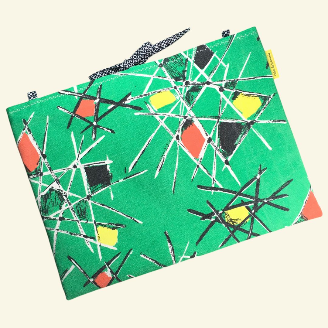 Housse pour ordinateur 13 pouces en tissu vintage vert de style abstrait, ère atomique années 1950s, création originale faite main à Paris. Exemplaire 2, recto face A.