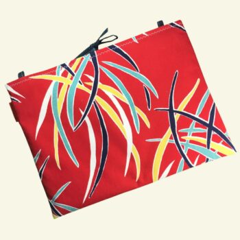 Pochette pour ordinateur 13 pouces en tissu vintage rouge de style Tiki hawaïen, Mid-Century années 1950s, création originale faite main à Paris. Exemplaire 2, recto face B.