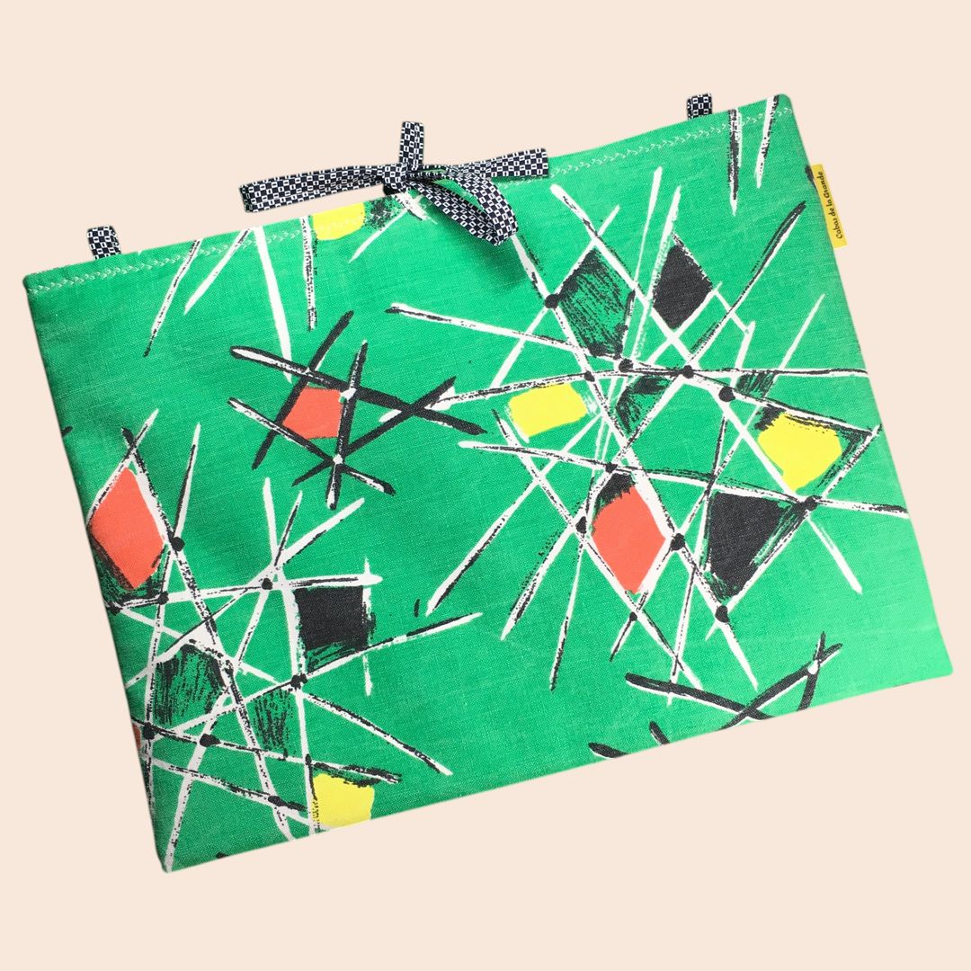 Housse pour ordinateur 13 pouces en tissu vintage vert de style abstrait, ère atomique années 1950s, création originale faite main à Paris. Exemplaire 3, recto face A.