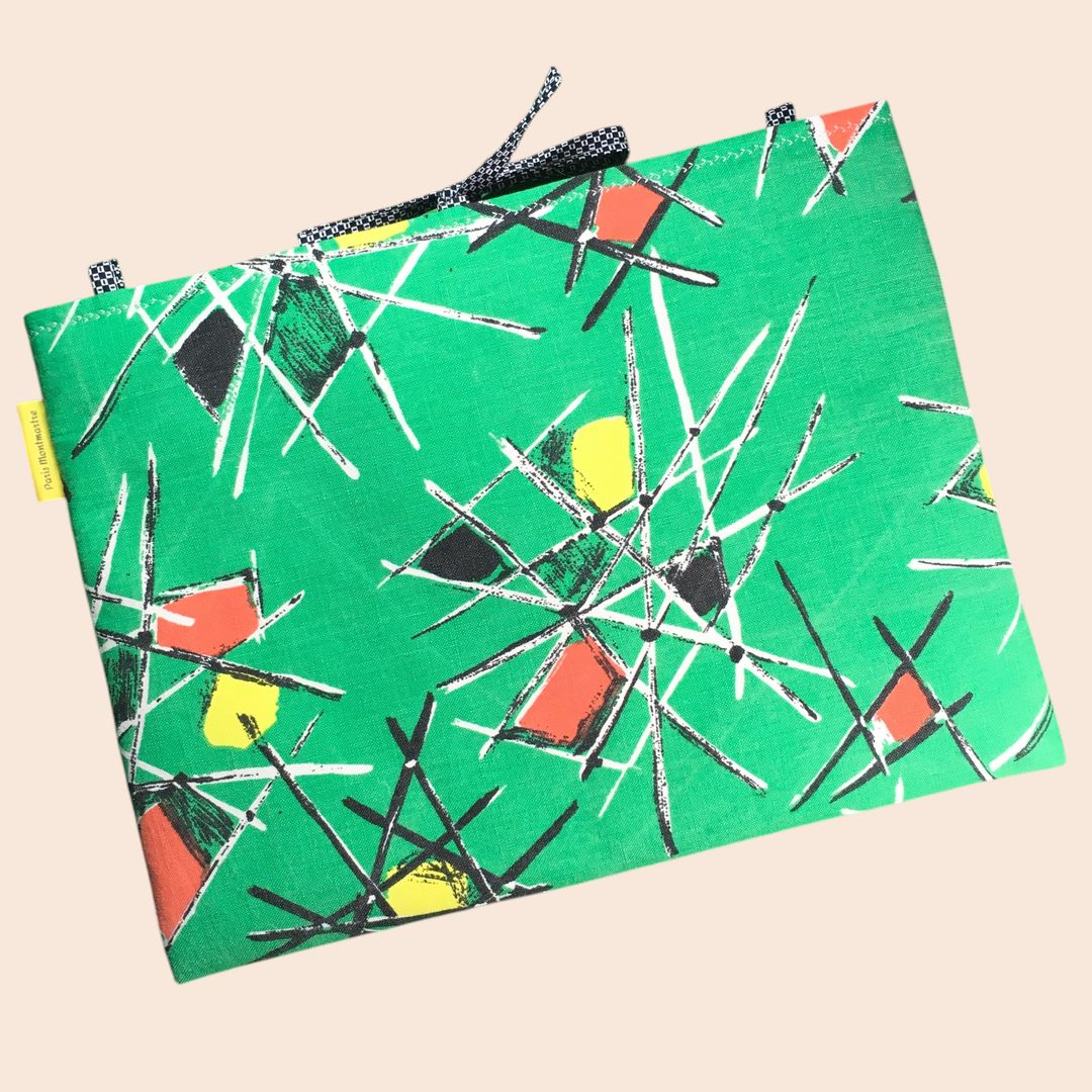 Housse pour ordinateur 13 pouces en tissu vintage vert de style abstrait, ère atomique années 1950s, création originale faite main à Paris. Exemplaire 3, recto face B.