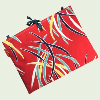 Pochette pour ordinateur 13 pouces en tissu vintage rouge de style Tiki hawaïen, Mid-Century années 1950s, création originale faite main à Paris. Exemplaire 3, recto face B.