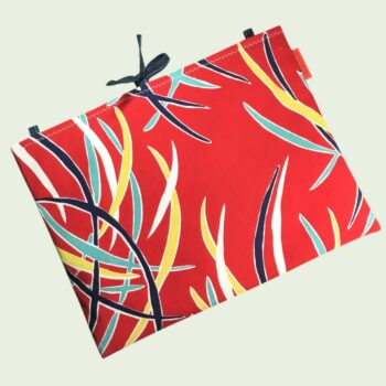 Pochette pour ordinateur 13 pouces en tissu vintage rouge de style Tiki hawaïen, Mid-Century années 1950s, création originale faite main à Paris. Exemplaire 3, recto face A.