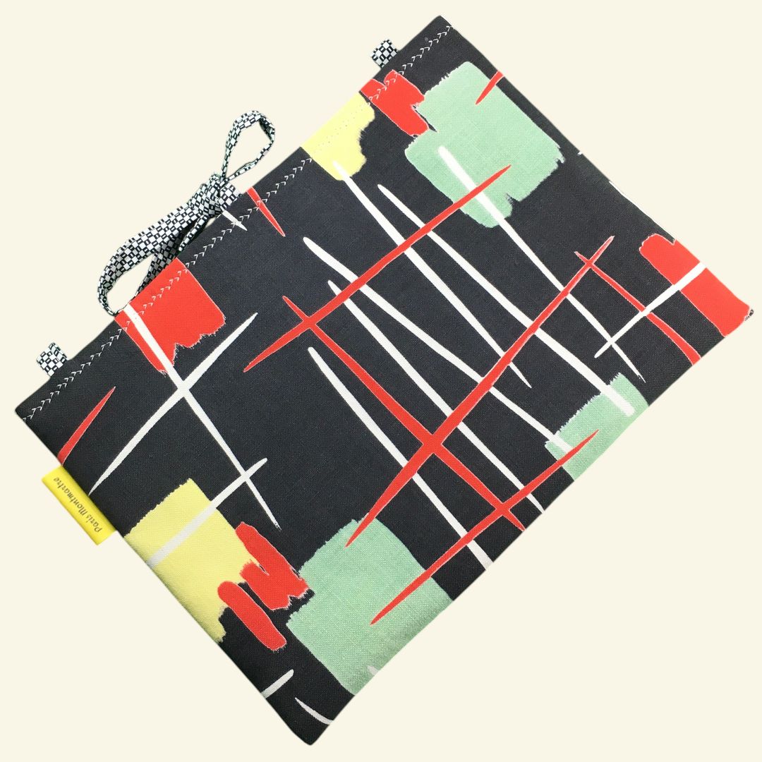 Housse matelassée graphique et moderniste, pochette 10 pouces pour livres et tablettes, création originale, tissu vintage des années 1950s revalorisé. Exemplaire 3, recto face B.