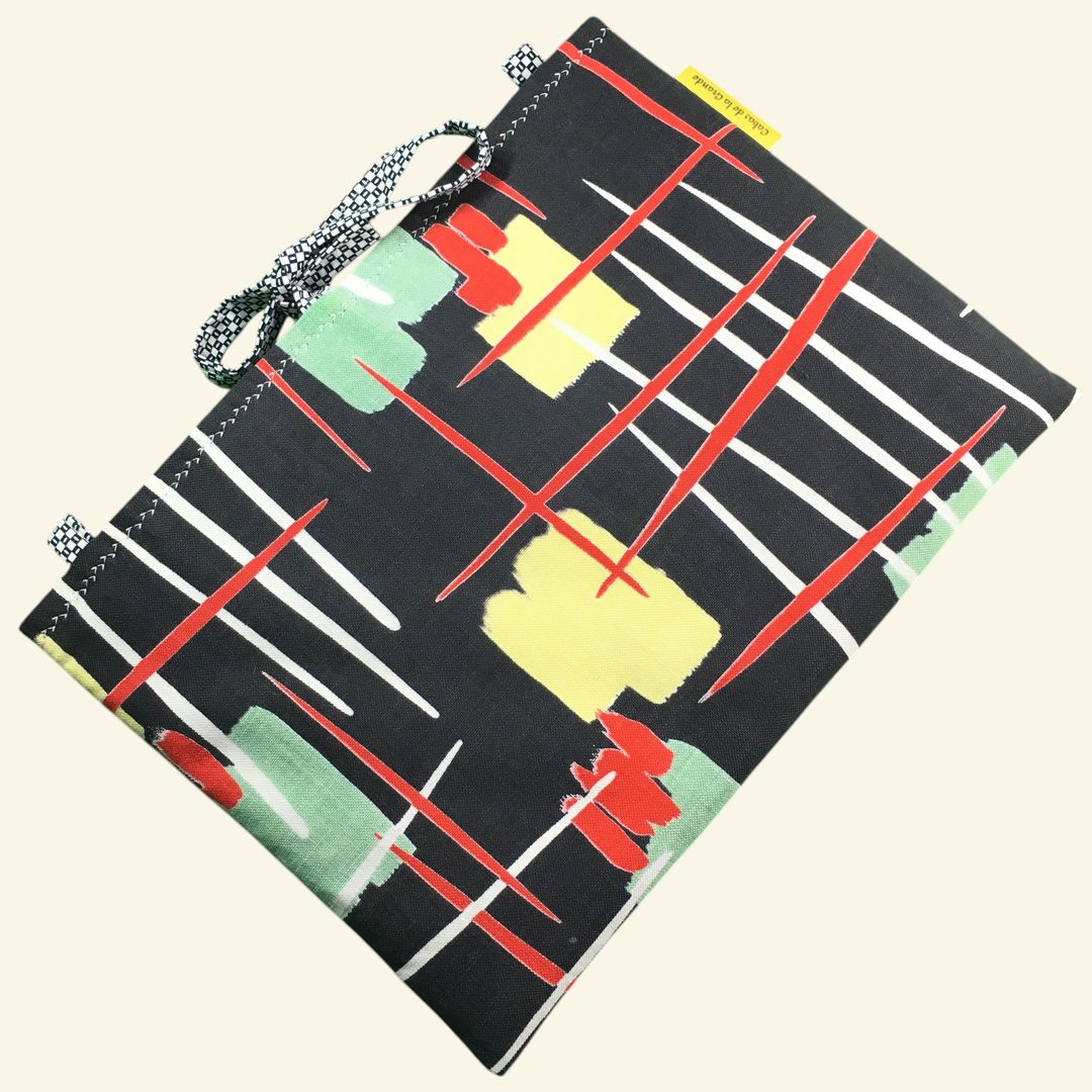Housse matelassée graphique et moderniste, pochette 10 pouces pour livres et tablettes, création originale, tissu vintage des années 1950s revalorisé. Exemplaire 3, recto face A.
