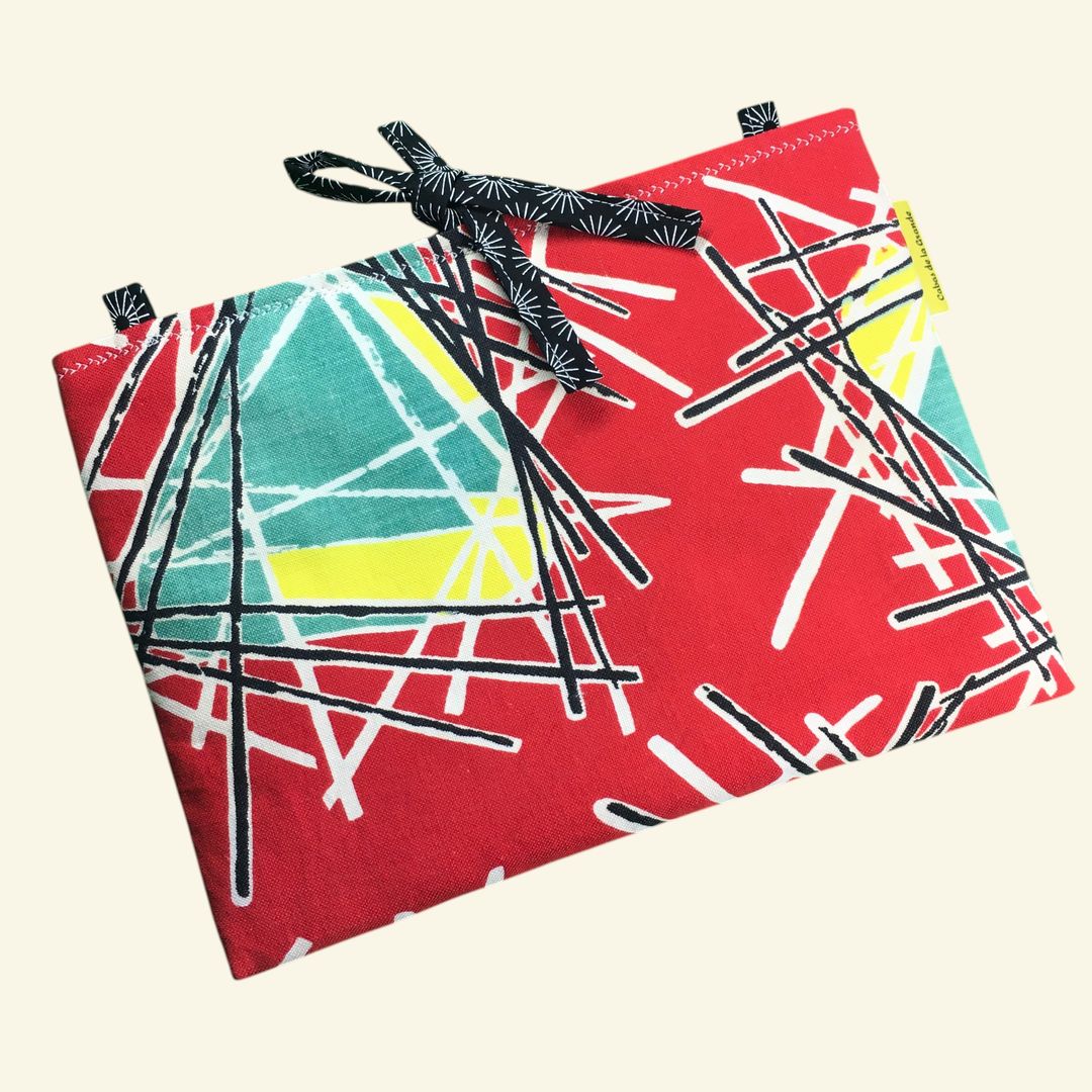Housse matelassée graphique et moderniste, pochette 10 pouces pour livres et tablettes, création originale, tissu vintage des années 1950s ère atomique. Exemplaire 1, recto face A.
