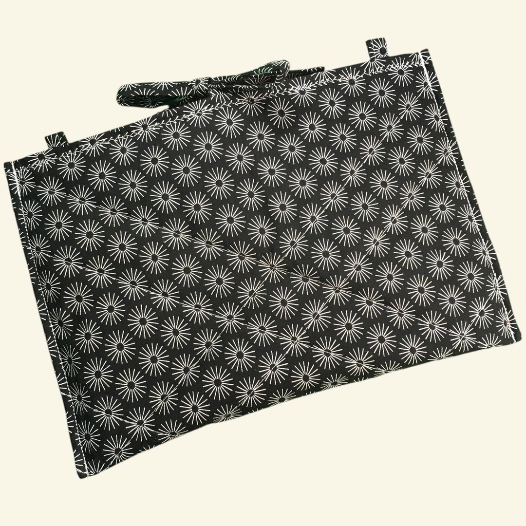 Housse matelassée graphique et moderniste, pochette 10 pouces pour livres et tablettes, création originale, tissu vintage des années 1950s ère atomique. Verso, doublure et matelassage.