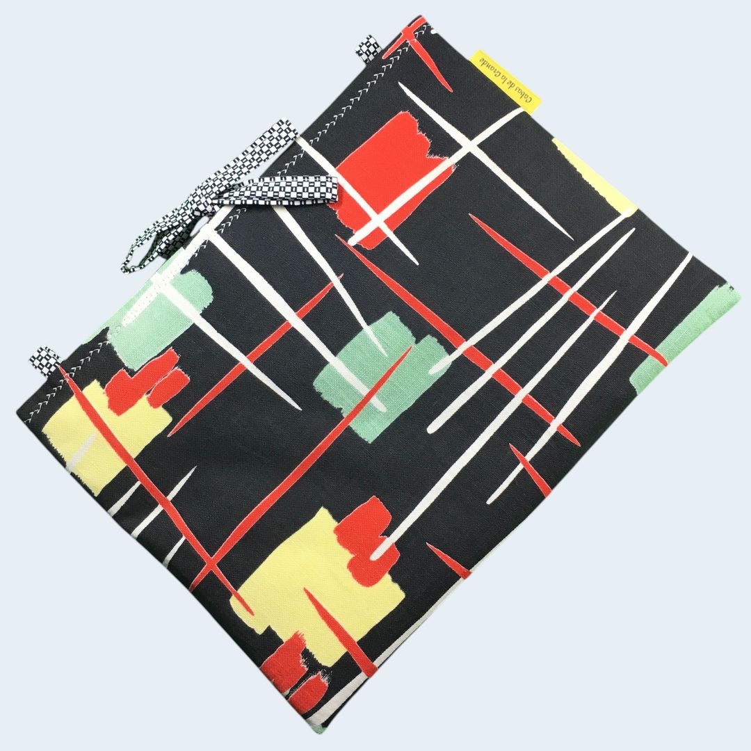 Housse matelassée graphique et moderniste, pochette 10 pouces pour livres et tablettes, création originale, tissu vintage des années 1950s revalorisé. Exemplaire 2, recto face A.