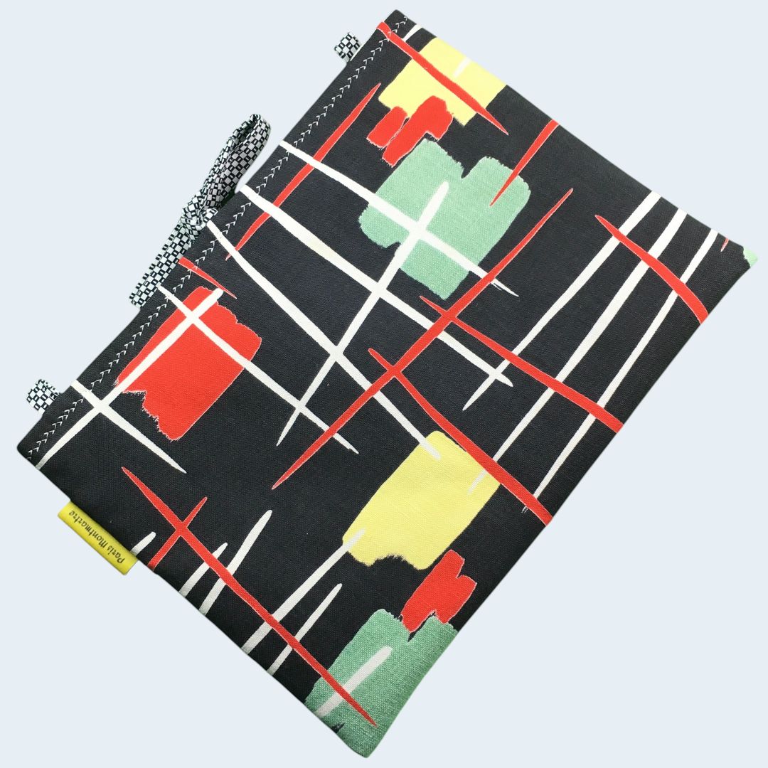 Housse matelassée graphique et moderniste, pochette 10 pouces pour livres et tablettes, création originale, tissu vintage des années 1950s revalorisé. Exemplaire 2, recto face B.
