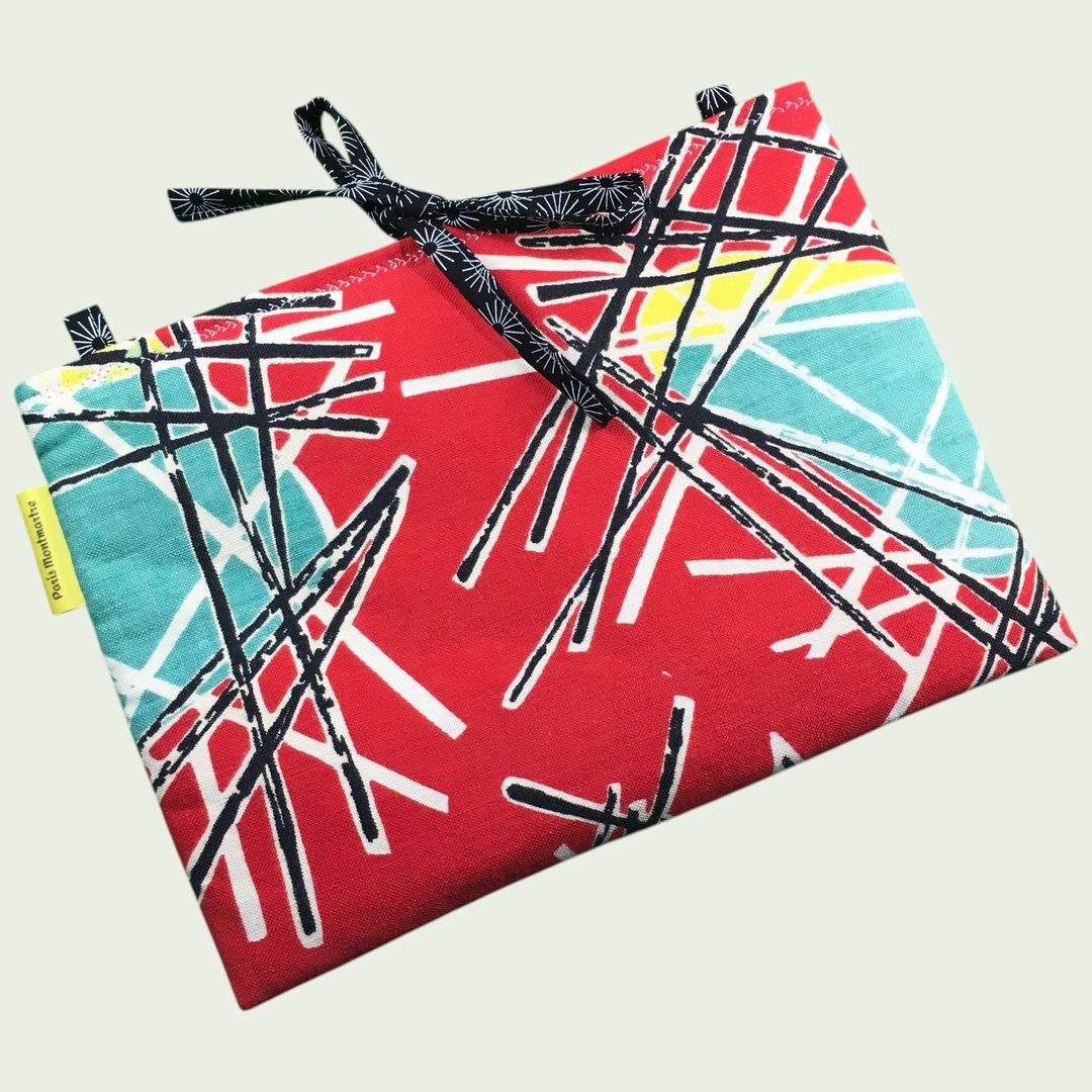 Housse matelassée graphique et moderniste, pochette 10 pouces pour livres et tablettes, création originale, tissu vintage des années 1950s ère atomique. Exemplaire 2, recto face B.