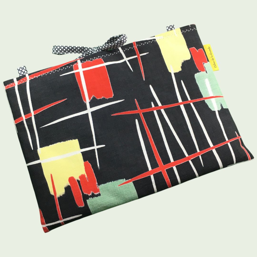 Housse matelassée graphique et moderniste, pochette 10 pouces pour livres et tablettes, création originale, tissu vintage des années 1950s revalorisé. Exemplaire 1, recto face A.