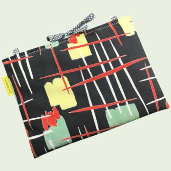 Housse matelassée graphique et moderniste, pochette 10 pouces pour livres et tablettes, création originale, tissu vintage des années 1950s revalorisé. Exemplaire 1, recto face B.