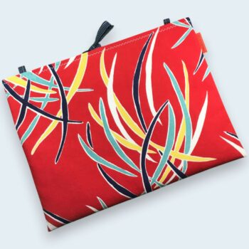 Pochette pour ordinateur 13 pouces en tissu vintage rouge de style Tiki hawaïen, Mid-Century années 1950s, création originale faite main à Paris.