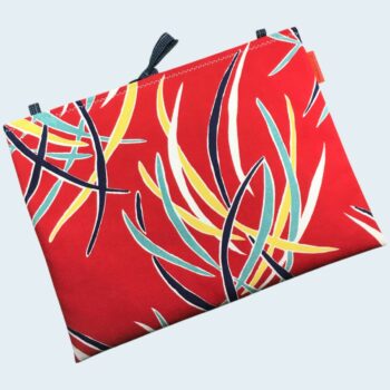 Pochette pour ordinateur 13 pouces en tissu vintage rouge de style Tiki hawaïen, Mid-Century années 1950s, création originale faite main à Paris. Exemplaire 1, recto face A.