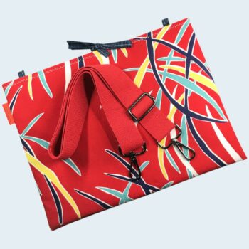 Modèle de sangle pour porter la housse en sac bandoulière ou sur l'épaule. Sangle vendue séparément et en option - me contacter pour les disponibilités.