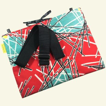 Pochette pour ordinateur 13 pouces en tissu vintage rouge de style abstrait, ère atomique années 1950s, création originale faite main à Paris. Modèle de sangle pour porter la housse en sac bandoulière ou sur l'épaule.