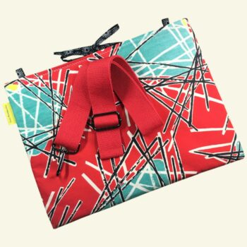 Pochette pour ordinateur 13 pouces en tissu vintage rouge de style abstrait, ère atomique années 1950s, création originale faite main à Paris. Modèle de sangle pour porter la housse en sac bandoulière ou sur l'épaule.