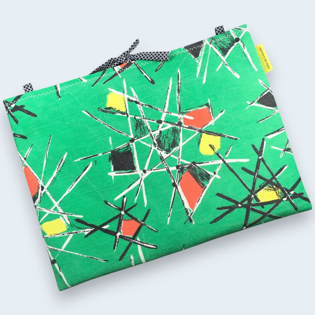 Housse pour ordinateur 13 pouces en tissu vintage vert de style abstrait, ère atomique années 1950s, création originale faite main à Paris.