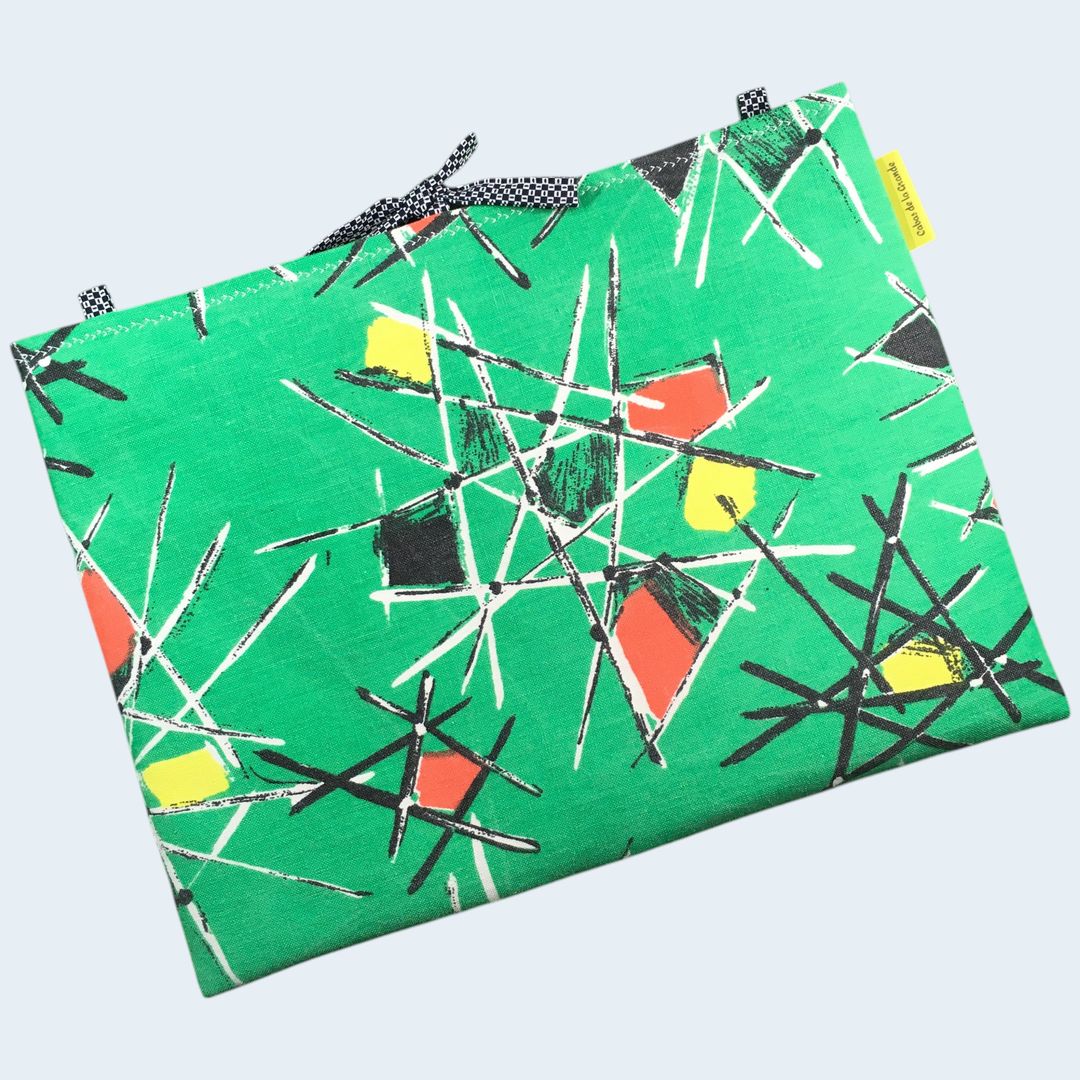 Housse pour ordinateur 13 pouces en tissu vintage vert de style abstrait, ère atomique années 1950s, création originale faite main à Paris. Exemplaire 1, recto face A.