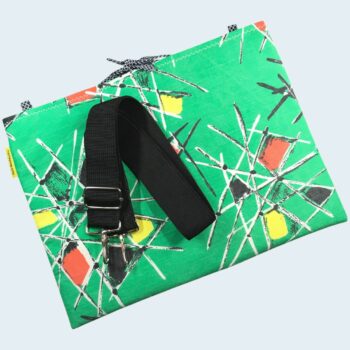 Housse pour ordinateur 13 pouces en tissu vintage vert de style abstrait, ère atomique années 1950s, création originale faite main à Paris. Modèle de sangle pour porter la housse en sac bandoulière ou sur l'épaule.