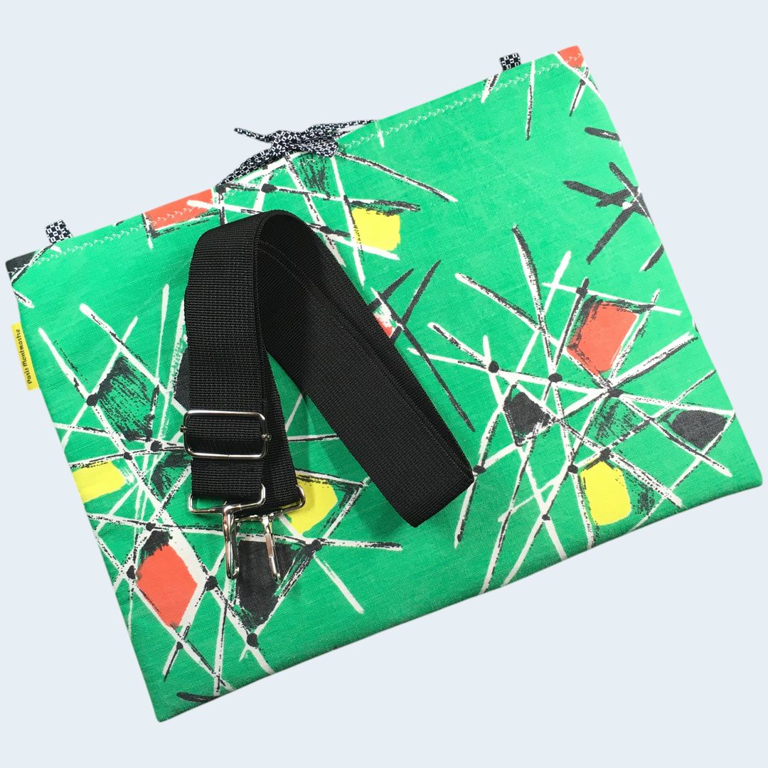Housse pour ordinateur 13 pouces en tissu vintage vert de style abstrait, ère atomique années 1950s, création originale faite main à Paris. Modèle de sangle pour porter la housse en sac bandoulière ou sur l'épaule.