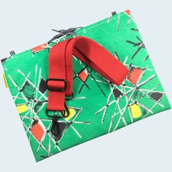 Housse pour ordinateur 13 pouces en tissu vintage vert de style abstrait, ère atomique années 1950s, création originale faite main à Paris. Modèle de sangle pour porter la housse en sac bandoulière ou sur l'épaule.