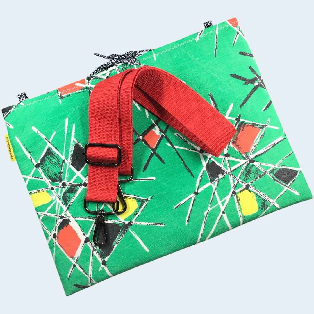 Housse pour ordinateur 13 pouces en tissu vintage vert de style abstrait, ère atomique années 1950s, création originale faite main à Paris. Modèle de sangle pour porter la housse en sac bandoulière ou sur l'épaule.