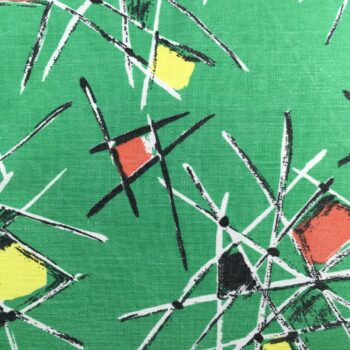 Toile d’ameublement vintage typique des années 1950s, en coton. Sur un fond vert vif texturé, un réseau dynamique de lignes croisées noires et blanches évoque des constellations ou des structures atomiques. Des formes géométriques de couleur (triangles et rectangles) en rouge orangé, jaune vif et vert foncé viennent ponctuer cette grille graphique, créant une composition abstraite très énergique.
