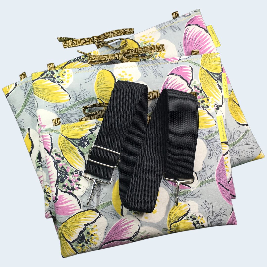 Les trois tailles de la série de housses matelassées Castel. Modèle de sangle pour porter la housse en sac bandoulière ou sur l'épaule.