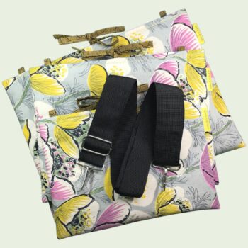 Les trois tailles de la série de housses matelassées Castel. Modèle de sangle pour porter la housse en sac bandoulière ou sur l'épaule.
