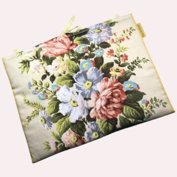 Sac pour ordinateur 13 pouces en tissu floral élégant et romantique, motif rétro champêtre, création originale faite main à Paris, étui doublé réversible. Exemplaire 3, recto face A.