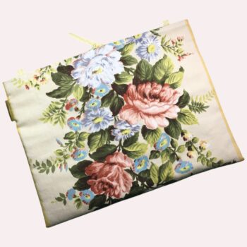 Sac pour ordinateur 13 pouces en tissu floral élégant et romantique, motif rétro champêtre, création originale faite main à Paris, étui doublé réversible. Exemplaire 3, recto face B.