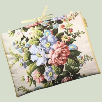 Sac pour ordinateur 13 pouces en tissu floral élégant et romantique, motif rétro champêtre, création originale faite main à Paris, étui doublé réversible. Exemplaire 1, recto face A.