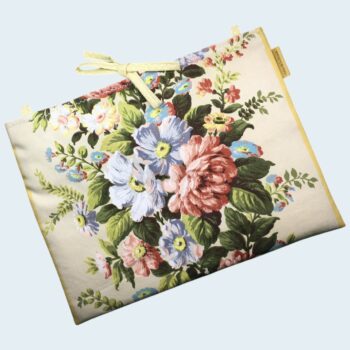 Sac pour ordinateur 13 pouces en tissu floral élégant et romantique, motif rétro champêtre, création originale faite main à Paris, étui doublé réversible. Exemplaire 2, recto face A.