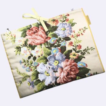 Sac pour ordinateur 13 pouces en tissu floral élégant et romantique, motif rétro champêtre, création originale faite main à Paris, étui doublé réversible. Exemplaire 5, recto face A.