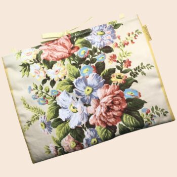 Sac pour ordinateur 13 pouces en tissu floral élégant et romantique, motif rétro champêtre, création originale faite main à Paris, étui doublé réversible. Exemplaire 4, recto face A.