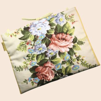 Sac pour ordinateur 13 pouces en tissu floral élégant et romantique, motif rétro champêtre, création originale faite main à Paris, étui doublé réversible. Exemplaire 4, recto face B.