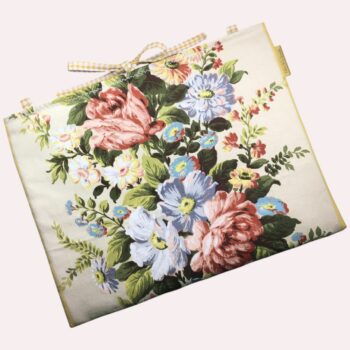 Housse ordinateur 13 pouces en tissu floral élégant et romantique, motif rétro champêtre, création originale faite main à Paris, étui doublé réversible. Exemplaire 4, recto face A.