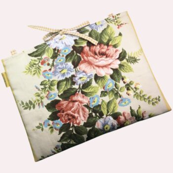 Housse ordinateur 13 pouces en tissu floral élégant et romantique, motif rétro champêtre, création originale faite main à Paris, étui doublé réversible. Exemplaire 4, recto face B.