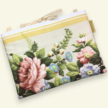 Housse matelassée fleurie champêtre, romantique et rétro, poche à livres et tablettes, création originale pièce unique, tissu vintage revalorisé.